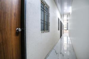 um corredor vazio com uma porta e um corredor vazio em FabHotel Carnival I em Aurangabad