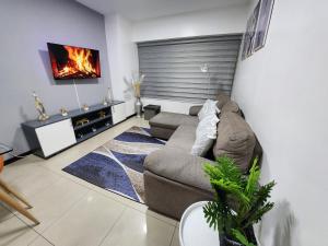 uma sala de estar com um sofá e uma lareira em Torres del sol 2 em Guayaquil