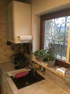 Nhà bếp/bếp nhỏ tại Haus mit Seeblick - Terrassen - großzügig auf 2 Ebenen - freistehend 1.000 qm +42 ảnh