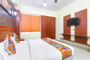 FabHotel Royal Ville tesisinde bir odada yatak veya yataklar