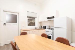 Η κουζίνα ή μικρή κουζίνα στο Bayview Family Apartments Glenelg