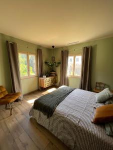 a bedroom with a large bed and two windows at Magnifique! Idéal! in Grosseto-Prugna