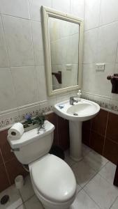 ein Bad mit einem WC und einem Waschbecken in der Unterkunft Hotel Plaza Kavia in Santo Domingo
