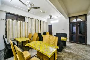 una sala d'attesa con tavoli e sedie gialli di OYO Hotel Tirupati Residency a Kota