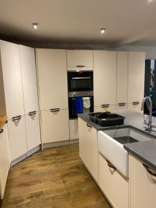 Η κουζίνα ή μικρή κουζίνα στο The chapel