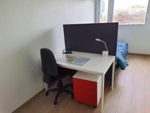 een wit bureau met een stoel en een bed bij Appartement 4 chambres 2 douches in Cergy