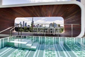 メルボルンにあるVAQUAY Imperial In Southbankの建物の屋上にあるプール
