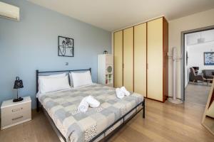En eller flere senge i et værelse på Rhodes Kallithea Villa - Zafira Private Pool Gem