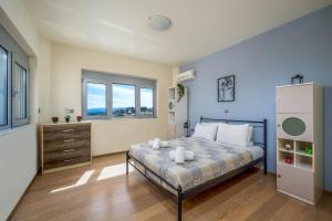 Кровать или кровати в номере Villa Zafira - Seaview Manor with Heated Pool