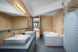 Ванная комната в Villa Zafira - Seaview Manor with Heated Pool