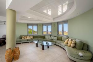 Гостиная зона в Villa Zafira - Seaview Manor with Heated Pool