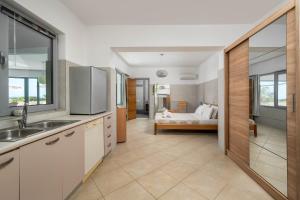 Кровать или кровати в номере Villa Zafira - Seaview Manor with Heated Pool