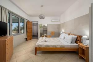 Кровать или кровати в номере Villa Zafira - Seaview Manor with Heated Pool