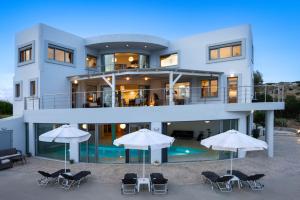 Бассейн в Villa Zafira - Seaview Manor with Heated Pool или поблизости