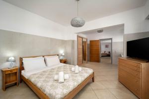 Кровать или кровати в номере Villa Zafira - Seaview Manor with Heated Pool