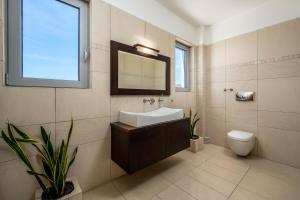 Ванная комната в Villa Zafira - Seaview Manor with Heated Pool