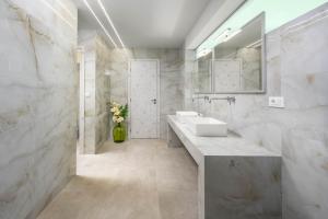 Ванная комната в Villa Zafira - Seaview Manor with Heated Pool