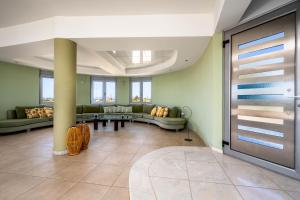Гостиная зона в Villa Zafira - Seaview Manor with Heated Pool