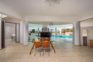 Бассейн в Villa Zafira - Seaview Manor with Heated Pool или поблизости