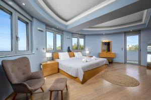Кровать или кровати в номере Villa Zafira - Seaview Manor with Heated Pool