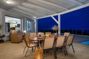 Гостиная зона в Villa Zafira - Seaview Manor with Heated Pool