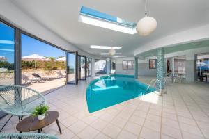 uma casa com uma piscina e um pátio em Rhodes Kallithea Villa - Zafira Private Pool Gem em Kallithea, Rhodes