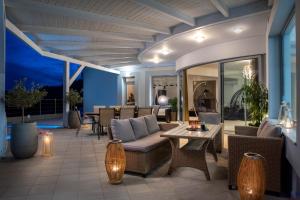 un patio con sofá, sillas y mesa en Rhodes Kallithea Villa - Zafira Private Pool Gem en Kallithea Rhodes