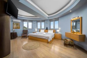 Кровать или кровати в номере Villa Zafira - Seaview Manor with Heated Pool