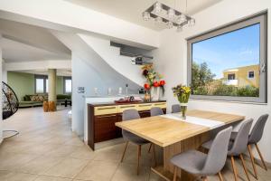 Гостиная зона в Villa Zafira - Seaview Manor with Heated Pool