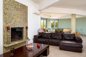 Гостиная зона в Villa Zafira - Seaview Manor with Heated Pool