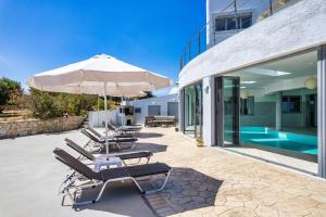Бассейн в Villa Zafira - Seaview Manor with Heated Pool или поблизости
