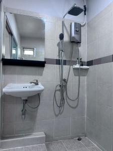 un baño con ducha y lavabo en Bud Brew Beyond Dispensary and Hotel, en Bangkok