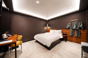 En eller flere senger på et rom på Hotel May Yongsan