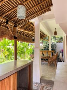 eine Außenbar in einer Villa mit Terrasse in der Unterkunft Las Flores Lombok in Kuta Lombok