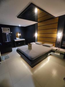Un dormitorio con una cama grande con luces. en Halina Hotel, en Manila