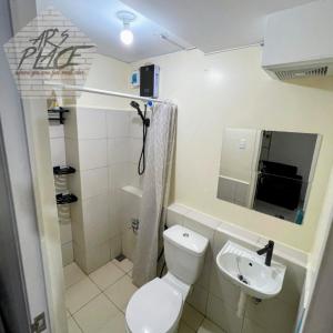 Baño pequeño con aseo y lavamanos en DECA HOMES ORTIGAS by AR's PLACE, en Manila