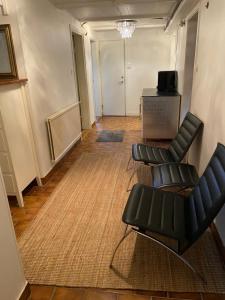 un pasillo con 2 sillas y un podio en una habitación en The Basement en Malmö
