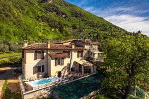 een luchtzicht op een huis in een berg bij Piccola Meraviglia Sul Garda in Muslone