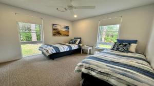 Una cama o camas en una habitación de Quiet Cul - De - Sac Oasis 6 fotos más