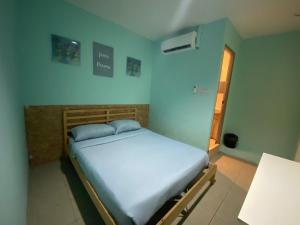 Postel nebo postele na pokoji v ubytování CheckInn Express Kuching