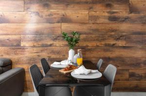 un comedor con una mesa con comida. en אורה דירות אירוח - 6011 - דירות נופש איכותיות במרחק הליכה מהים, en Eilat