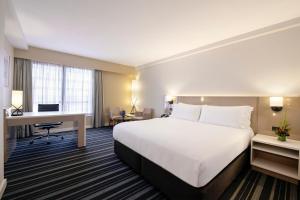 Llit o llits en una habitació de DoubleTree by Hilton Esplanade Darwin