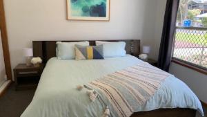 une chambre avec un lit et une fenêtre dans l'établissement Best Family Beach Cottage!, à Hawks Nest