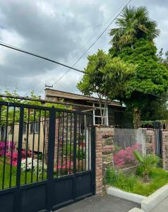 um portão preto em frente a uma casa em Lagodekhi Woods Guest House em Lagodekhi