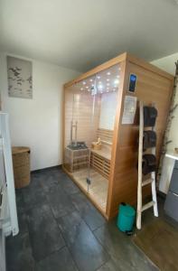 um quarto com um chuveiro e uma escada em Gîte Croc Blanc em Sondernach