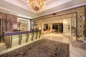 Großes Zimmer mit Balkon und Kronleuchter in der Unterkunft Orpheas Resort Hotel (Adults Only) in Georgioupoli
