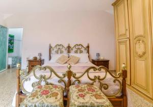una camera con un letto con due cuscini di Casa indipendente e con parcheggio a Tricarico, vicino Matera a Tricarico