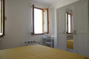 a bedroom with a bed and a table and windows at Nonnakatia in Riomaggiore