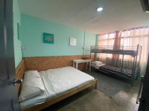 Postel nebo postele na pokoji v ubytování CheckInn Express Kuching