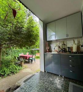 uma cozinha com vista para um pátio com uma mesa em Lagodekhi Woods Guest House em Lagodekhi